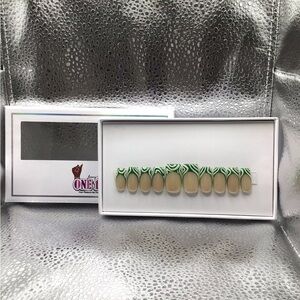 Green eyes Press on Nails